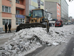 Belediyenin buzla mücadelesi