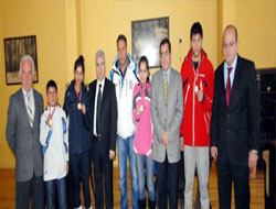 Başarılı sporcular ödüllendirildi
