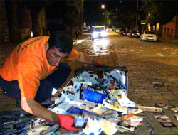 On binlerce broşürü caddelere döktüler