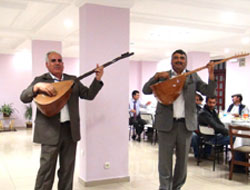 Karslı Aşıklar Artistlere Çattı