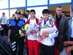 Demir yumruklara coşkulu karşılama