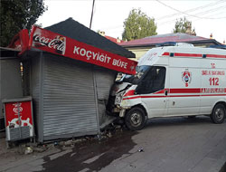 Ambulans büfeye girdi