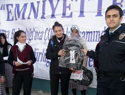 Polisten eğitime çanta desteği