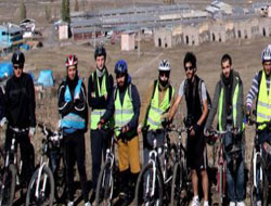 Bisikletçiler birlikte pedal çevirdiler