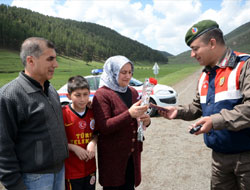 Jandarma Annelere karanfil dağıttı