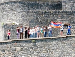Ermeniler Kalede Bayrak Açtı