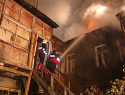 Tarihi ahşap bina yangında kül oldu