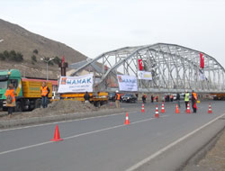 Kars’tan bir köprü geçti