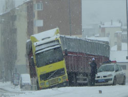 Kayan Tır Yolu Trafiğe Kapattı