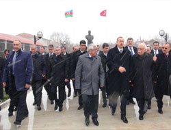 Babasının Kars’taki anıtına kırmızı gül