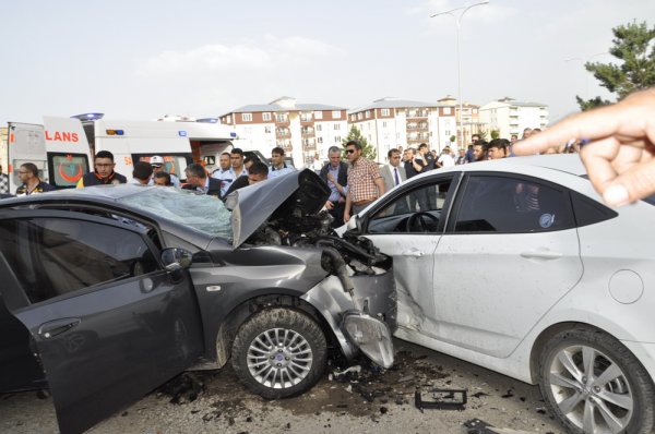 Karsta Trafik Kazası! 3 Ölü Var