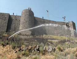 Kars Kalesi eteklerinde ot yangını