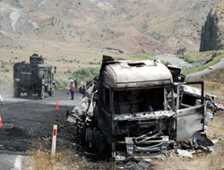 PKK Kağızman’da yol kesip araçları yaktı