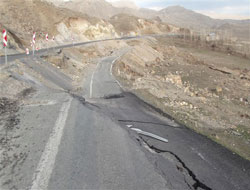 Heyelan yolu ikiye böldü