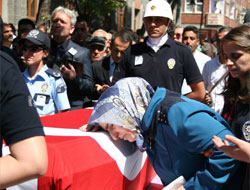 Karslı Şehidin Eşini Örnek Gösterdi