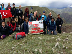 Anneler İçin 15 Kilometre Yürüdüler