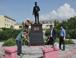 Başkan, Büstü Tekrar Siyaha Boyattı