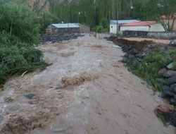 Kağızman’da Şiddetli Yağmur Köy Yollarını Ulaşıma Kapattı