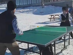 Kar üstünde masa tenisi keyfi