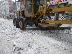 Cadde ve kaldırımların karı temizledi