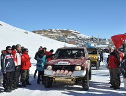 Off-road rallisinde bazı araçlar takla attı