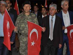 Binlerce Karslı demokrasi nöbetinde