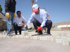 Sarıkamışta, yollar kilit parke taşıyla döşeniyor