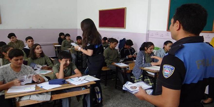 Kars Emniyeti Öğrencileri Bilgilendiriyor