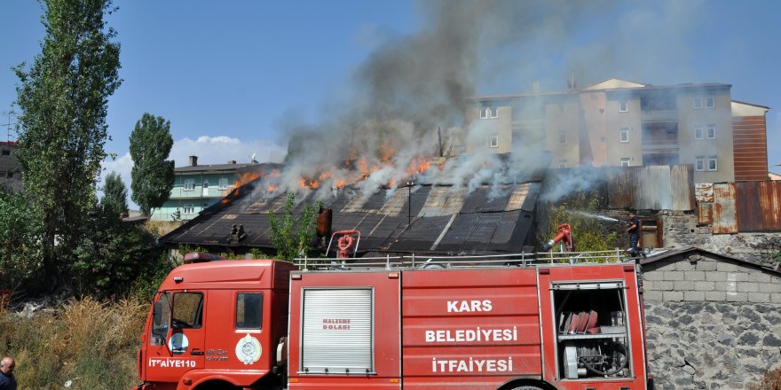 Kars’ta metruk bina alev alev yandı