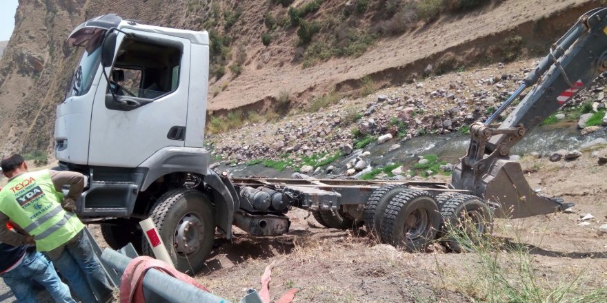 Beton mikseri dereye uçtu: 1 yaralı