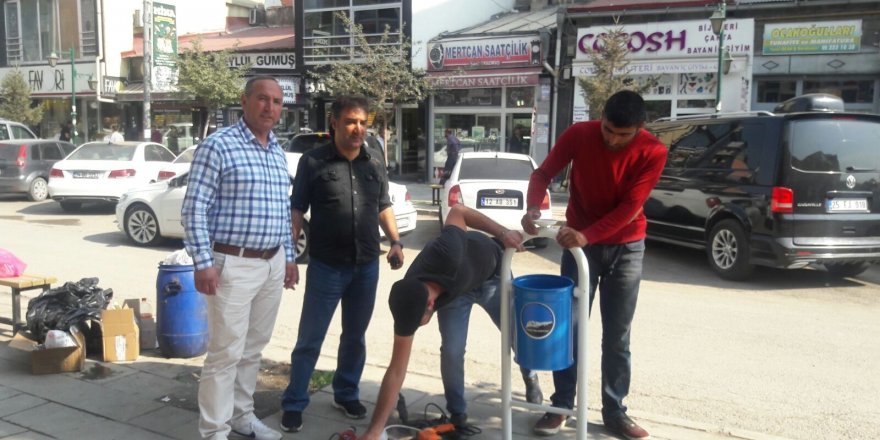 Caddelere oturma bankı ve çöp kovası