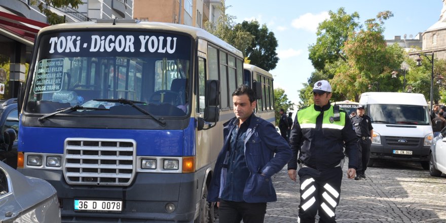 Dolmuşçular belediye önünde eylem yaptı