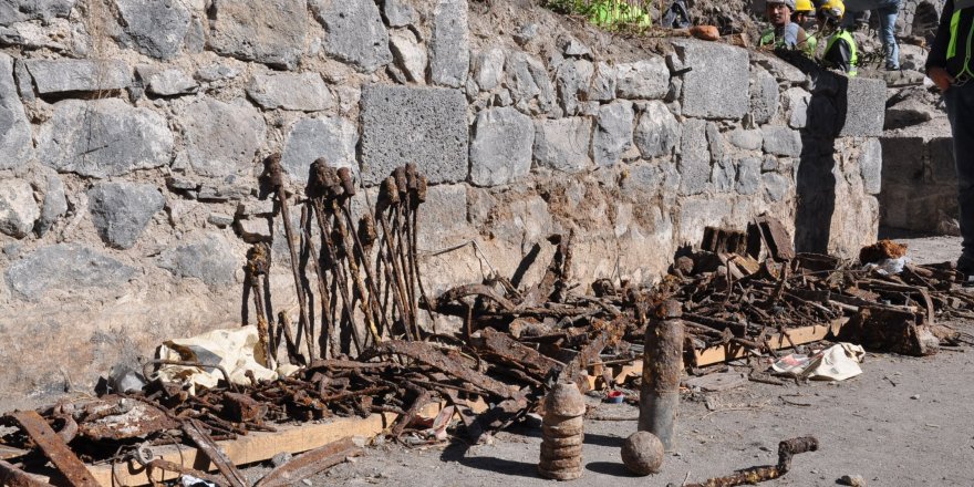 Tarihi Saray’dan süngüsü ve top mermisi çıktı