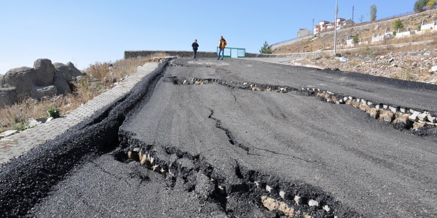 Kars’ta, çöken yol trafiğe kapatıldı