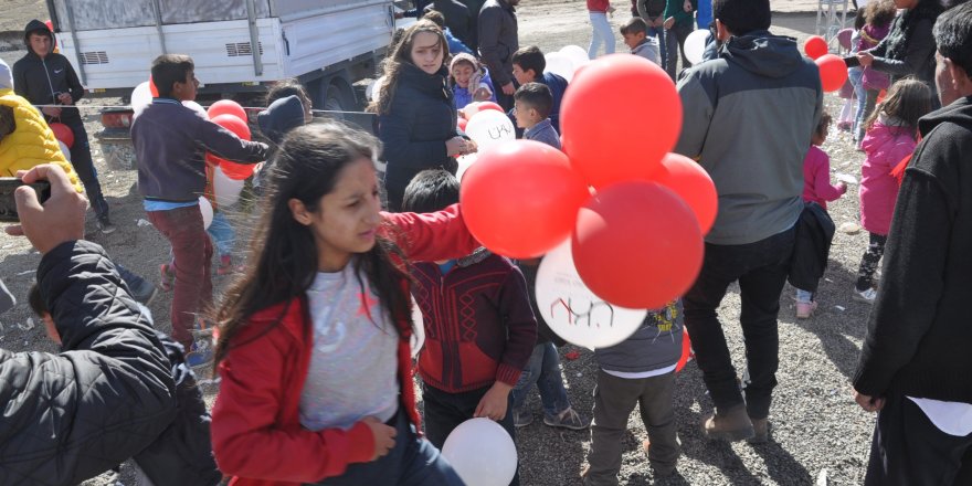 Çocukların balon kapma yarışı