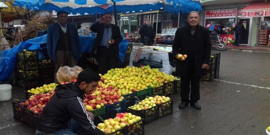 Uzun elma tezgâhlardaki yerini aldı