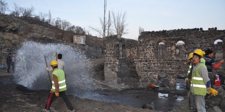 Su borusu patladı, tonlarca su boşa aktı