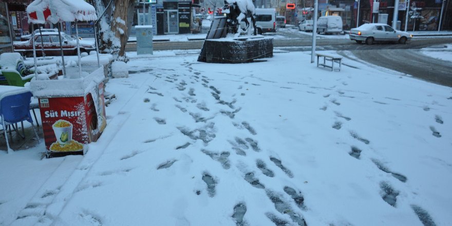 Kars’a beklenen kar yağdı