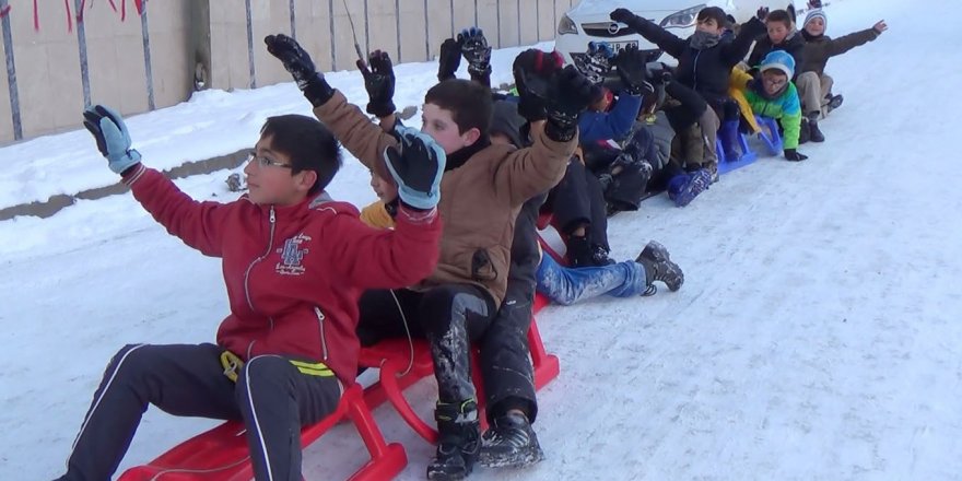 Kars’ta çocukların kızak keyfi