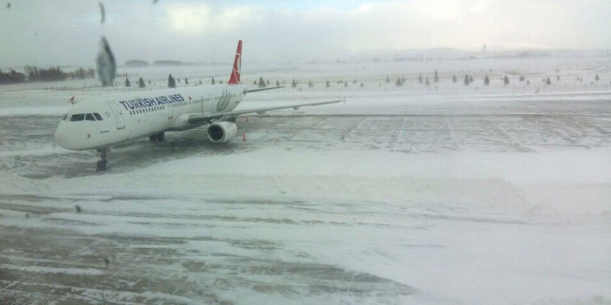 Kars Havalimanı'nda Uçuşlara Kar Engeli