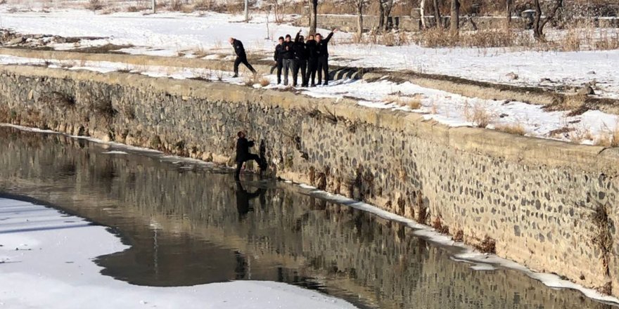 Kars Çayı'na düşen vatandaşı itfaiye kurtardı