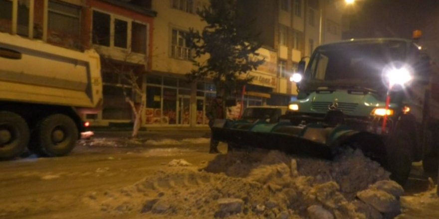 Kars Belediyesi caddelerin kar ve buzunu temizliyor