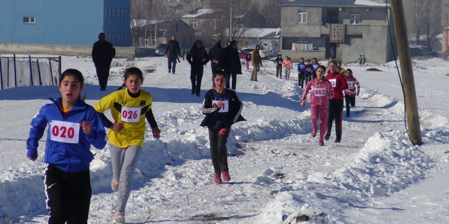 Kars’ta eksi 15 derecede bayıltan koşu