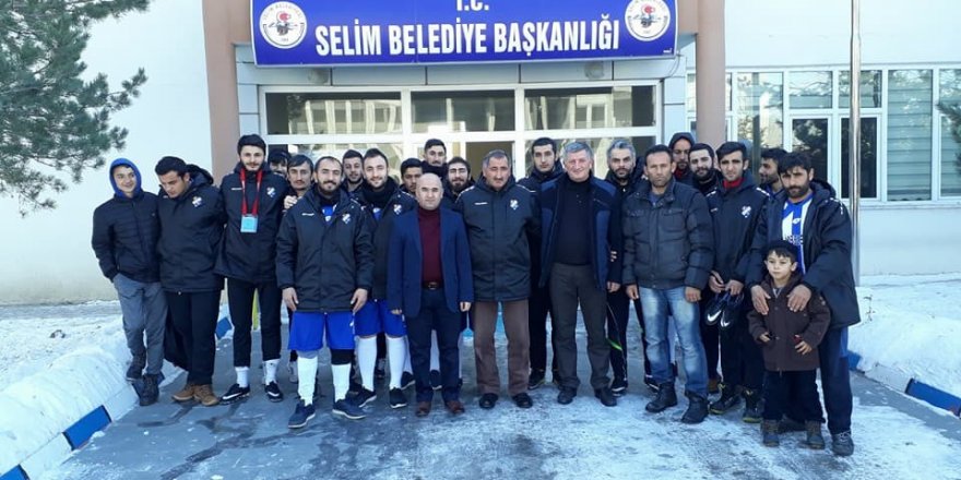 Başkan Altun’a 36 numaralı forma hediye edildi