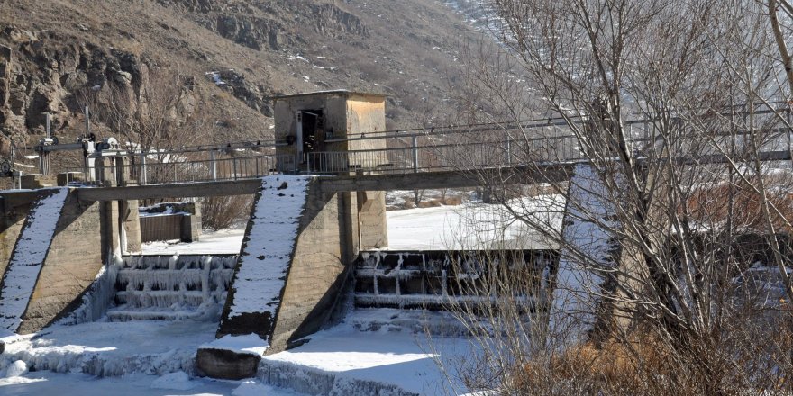 Kars'ta Hidro Elektrik Santrali Barajı dondu