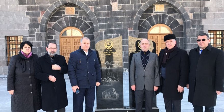 Azerbaycan STK temsilcileri Ulu Cami ve Anıtı ziyaret etti