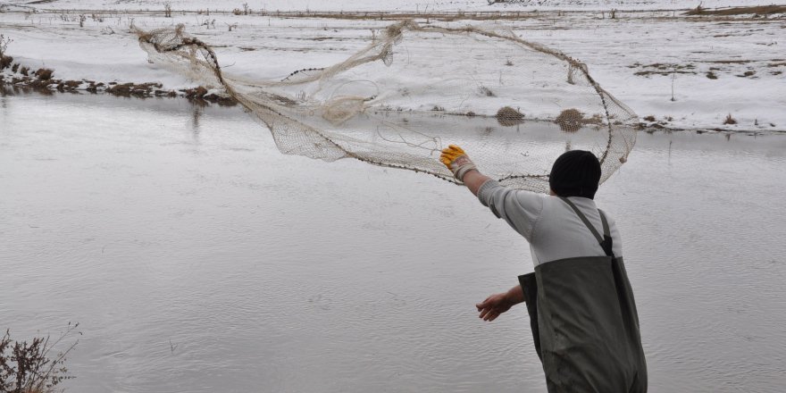 Kars Çayı’nın buzları çözüldü