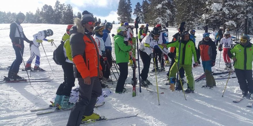 Sarıkamış’ta Alp Disiplini ve Snowboard İl Birinciliği yarışları nefes kesti