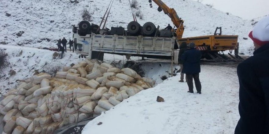 Sarıkamış’ta TIR şarampole yuvarlandı