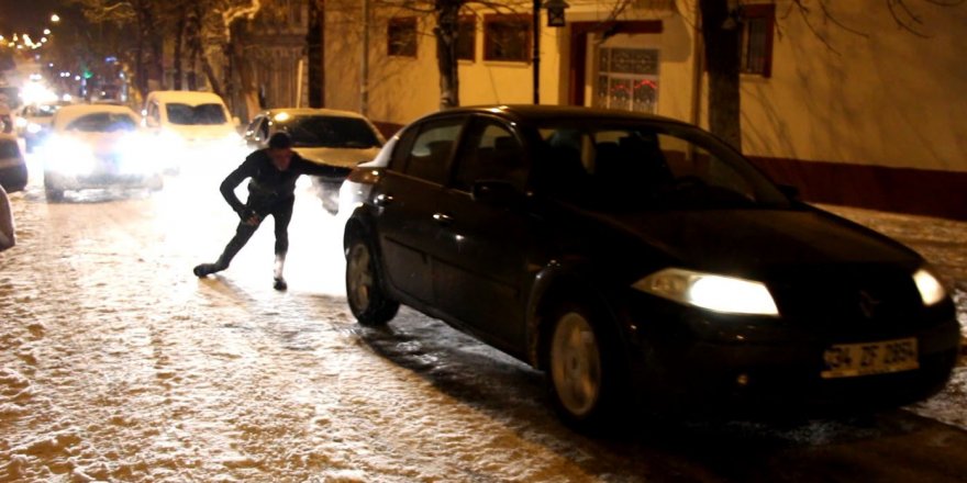 Kars’ta yollar buz pistine döndü